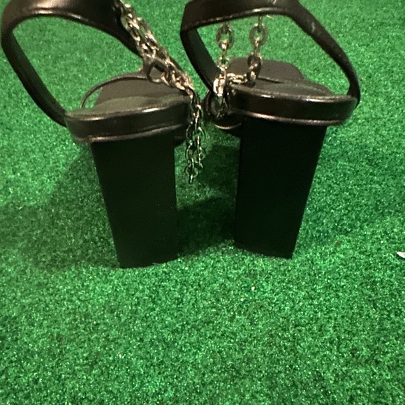 Beautiful Sandals - Picture 3 of 5